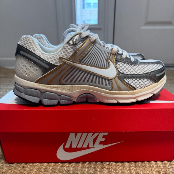 Nike Zoom Vomero 5 - Metallic Pewter Gold Men's Size 9 - Picture 1 of 5